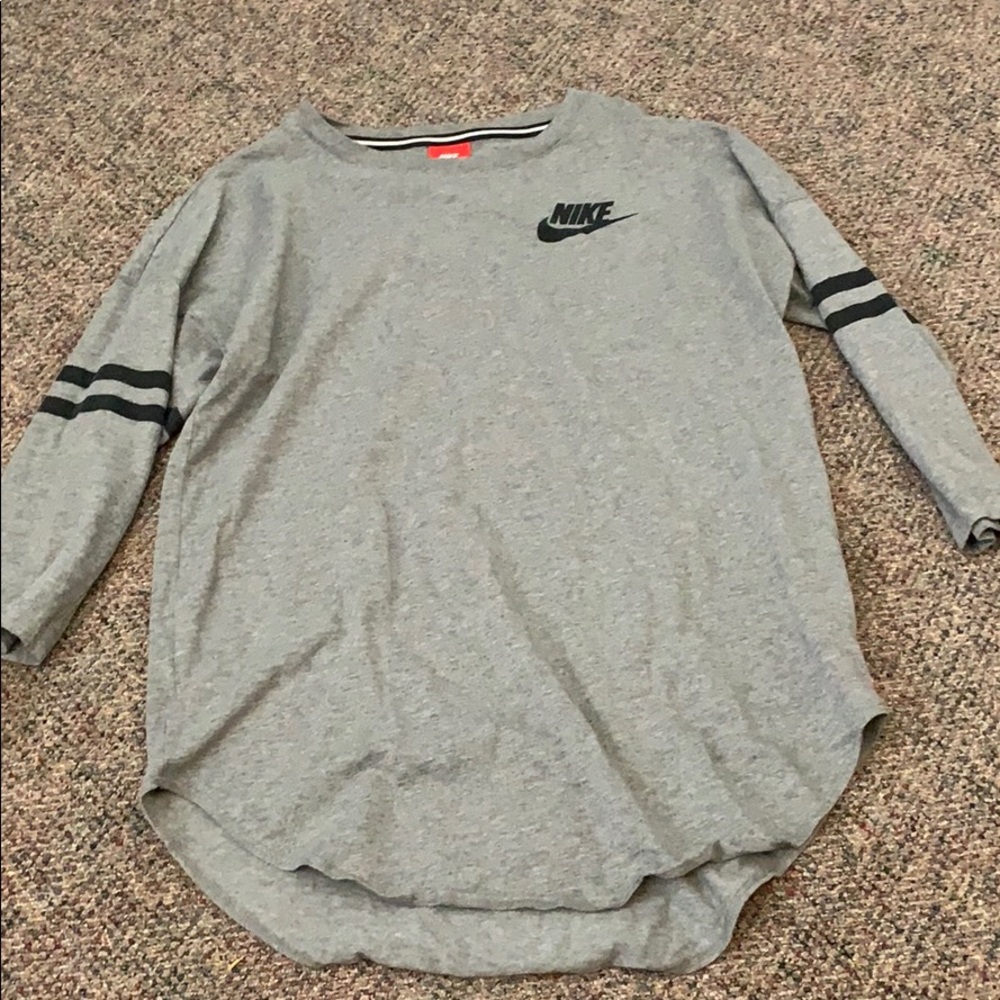 3/4 length gray shirt
